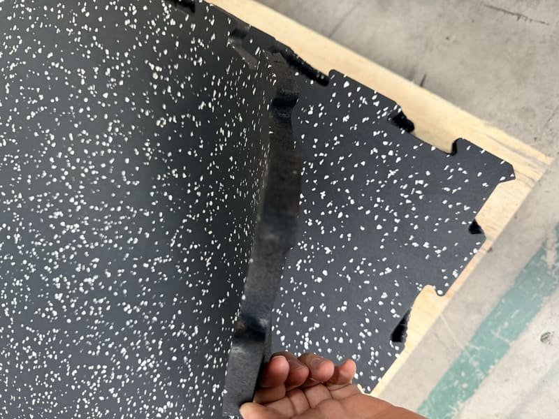 Close-up vergelijking van hoge dichtheid vs. poreus rubber met lage dichtheid doorsnede